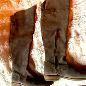 Born over knee suede boot